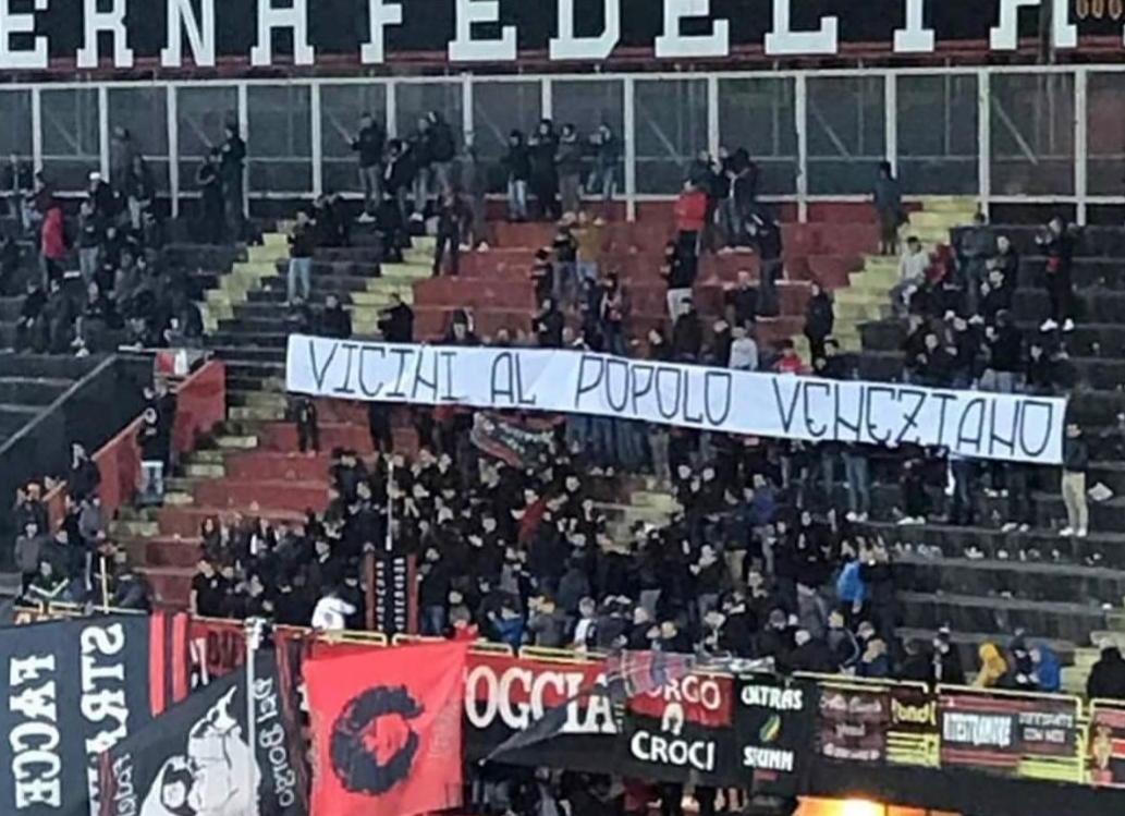 Divise dai playout, unite dalla solidarietà: Foggia e Venezia, il calcio unisce