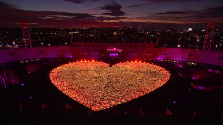 Amsterdam come Berlino: non rotola il pallone, ma lo stadio si illumina per lottare e sensibilizzare