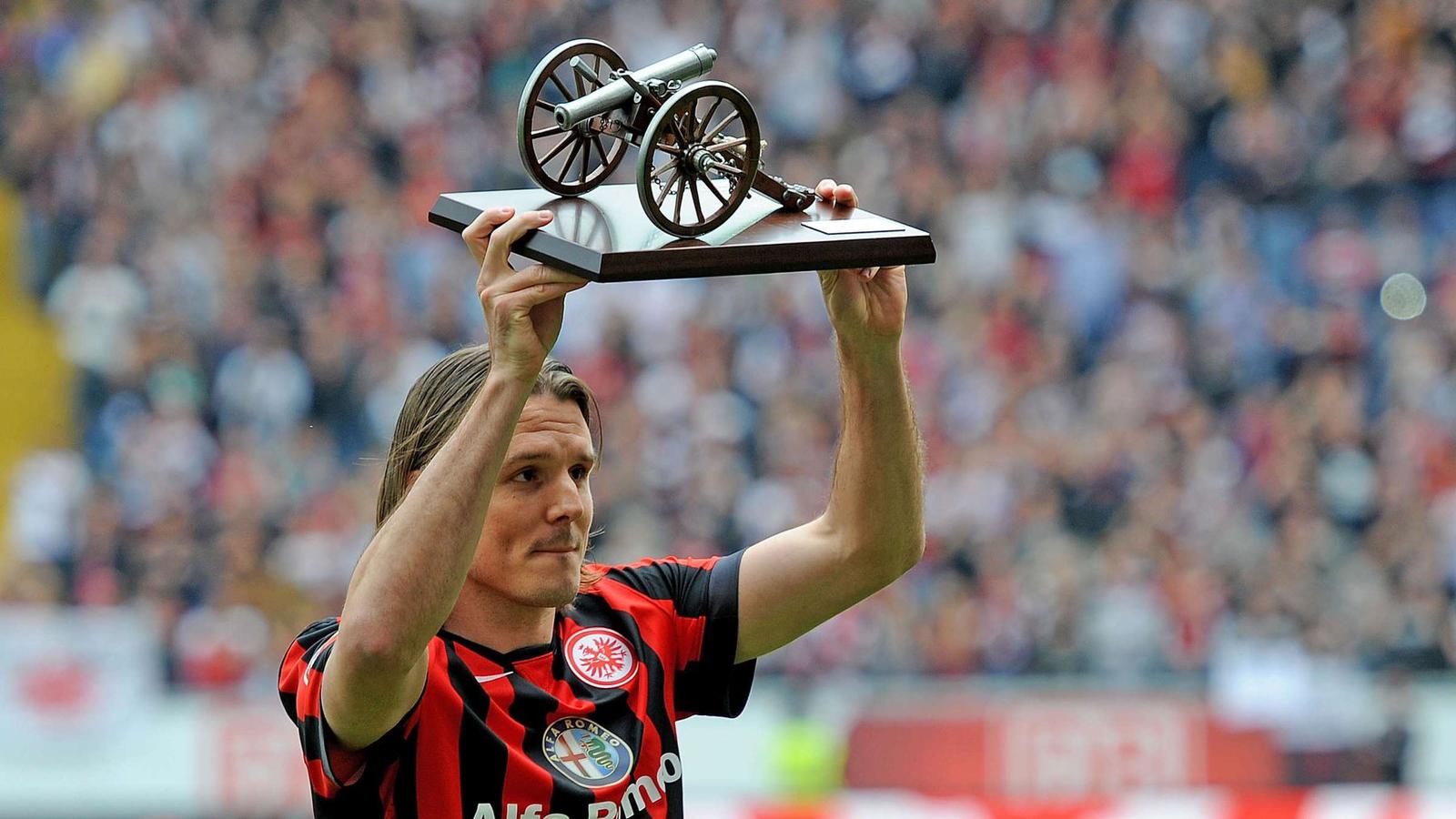 Danke Alex! Tutto il mondo Eintracht si ferma per omaggiare il ritiro di un idolo: Alex Meier lascia dopo 137 gol