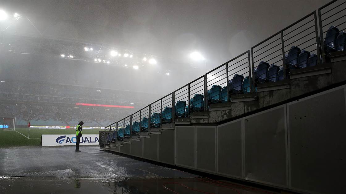 Australia, pioggia torrenziale e 100 mm di acqua sul campo: rinviato il derby di Sydney!