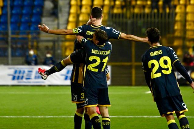 Le vespe dominano il derby: uno-due della Juve Stabia contro la Cavese rimasta in dieci