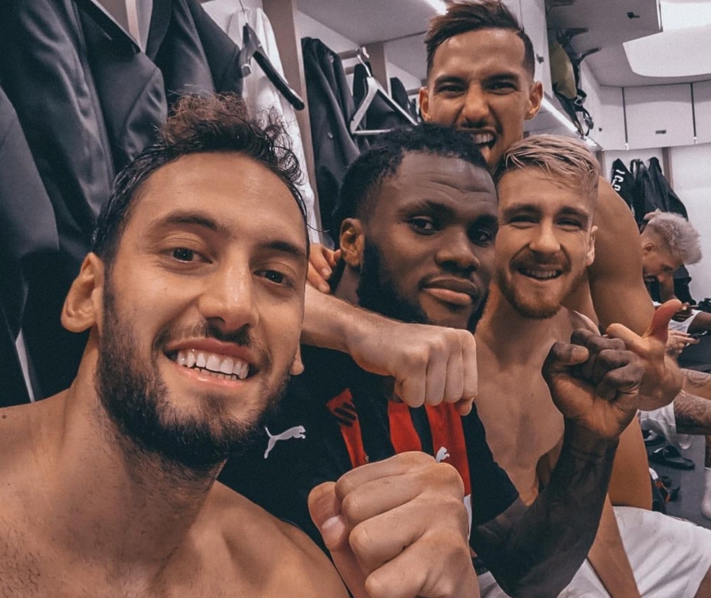Milan, è il derby dei numeri 10: i complimenti di Kakà, il post dagli spogliatoi di Calhanoglu