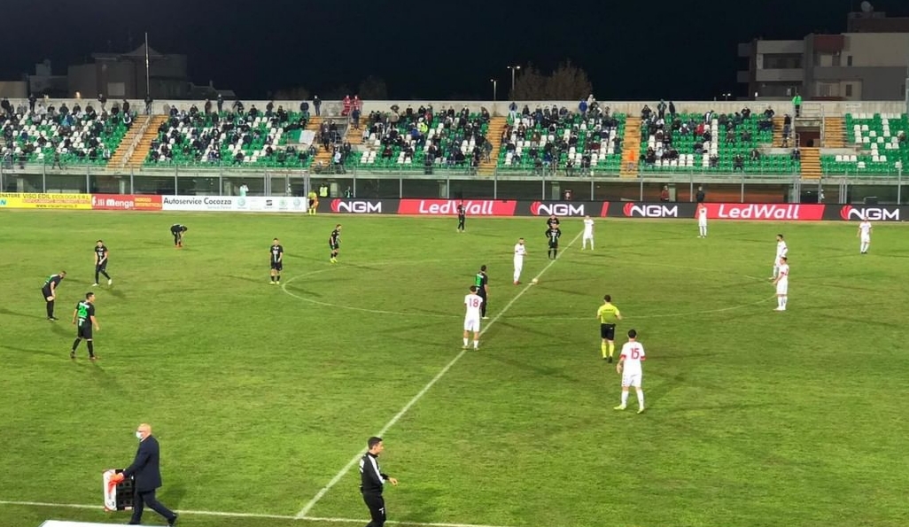 Il Bari attacca anche in 10 ma non sfonda: Monopoli, derby del mare senza gol davanti a 650 tifosi