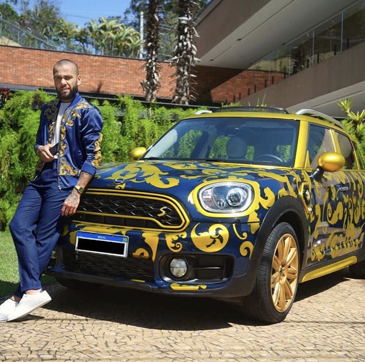 Dani Alves mette in vendita la sua auto: ha gli stessi colori del Boca Juniors, la squadra del suo cuore!