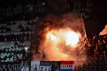 Prima i fumogeni, poi i seggiolini lanciati in campo: i tifosi del Levski Sofia non accettano la sconfitta nel derby