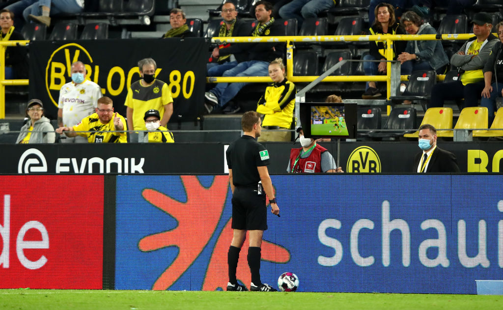 Bundesliga, i tweet live danno voce ai “silent-check”: tutta la Sala Var minuto per minuto…