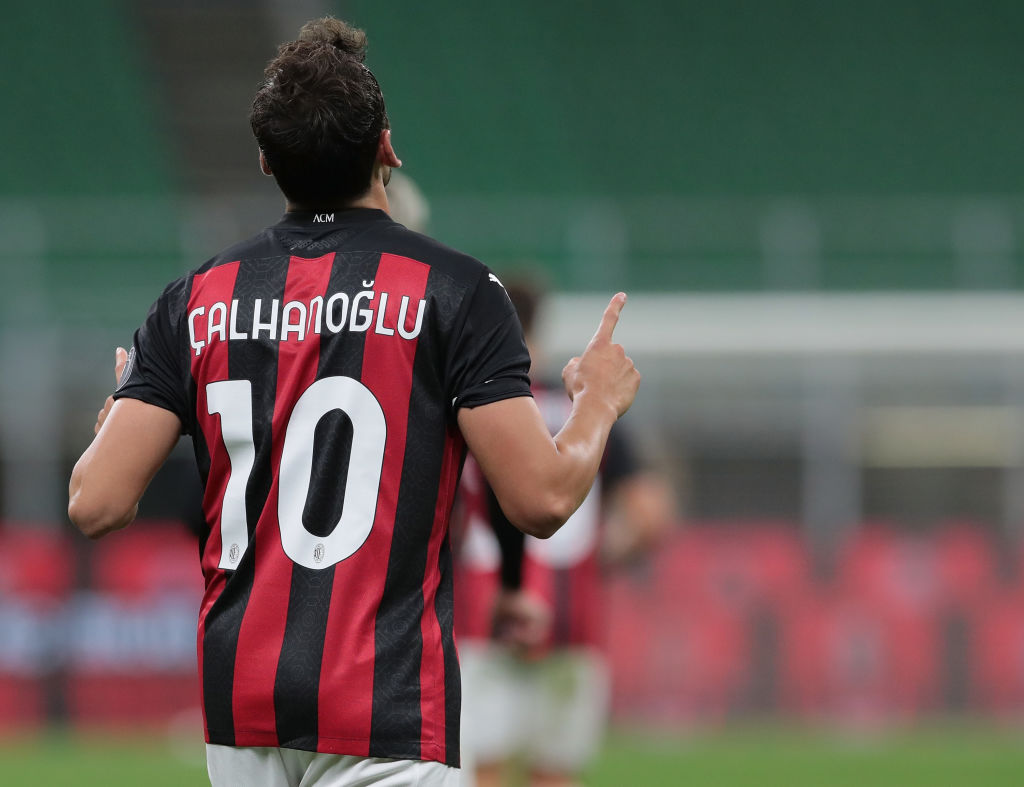 Calhanoglu cuore rossonero! Il numero 10 turco con il Milan… anche da casa