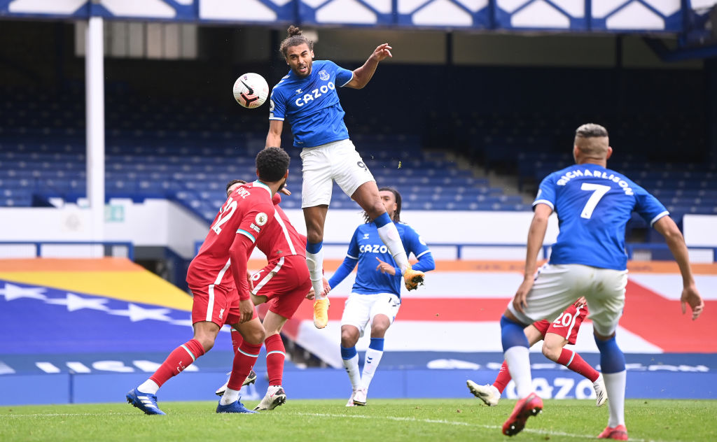 Pazzesco a Goodison Park: Everton in dieci, un millimetro nega a Jordan Henderson il derby della Merseysyde