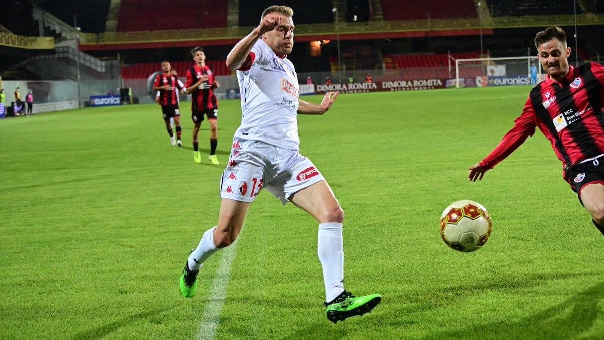 Foggia, la sveglia arriva nel derby col Bari tra scritta “Via Me**e” sul campo e black out di 10 minuti allo Zaccheria