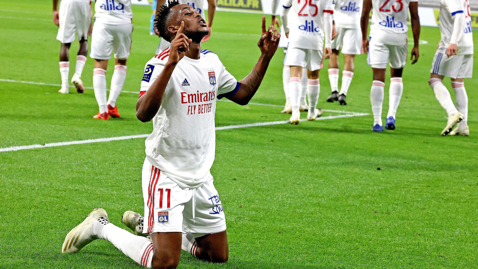 Lione, vittoria thrilling nel derby del Rodano: Var, autoreti, rigori sbagliati e reti annullate a Dembelé come a Morata