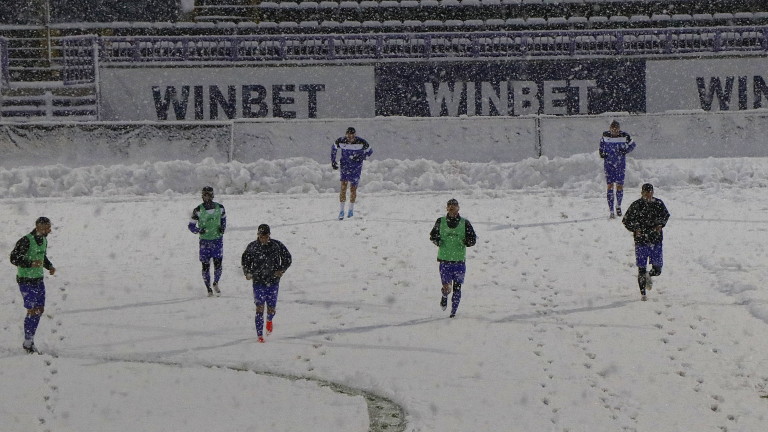 Troppa neve, non si gioca…ma i tifosi bulgari dell’Etar spalano il campo e la loro squadra vince la partita